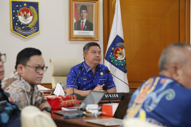 Sekjen Kemendagri Tomsi Tohir di rapat persiapan Gerakan Pangan Murah secara virtual dari Kantor Kemendagri, Kamis (28/8/2025). Foto: Kemendagri RI