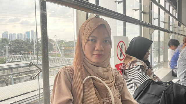 Hartika (27), penumpang KRL yang duduk menunggu peron 5 dan 6 dibuka di Stasiun Tanah Abang, Jakarta, Kamis (28/8/2025). Foto: Nasywa Athifah/kumparan