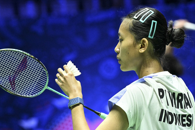 Putri Kusuma Wardani dari Indonesia terlihat beraksi dalam pertandingan tunggal putri melawan Tomoka Miyazaki dari Jepang pada Kejuaraan Dunia Bulu Tangkis BWF di Adidas Arena, Paris, Kamis (28/8/2025). Foto: Bertrand Guay/AFP