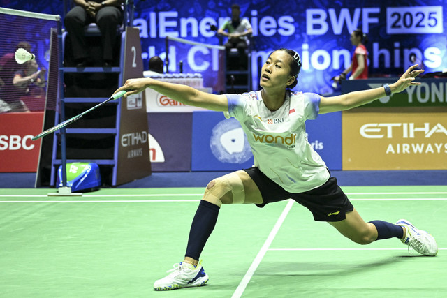 Putri Kusuma Wardani dari Indonesia mengembalikan bola ke Tomoka Miyazaki dari Jepang dalam pertandingan tunggal putri mereka di Kejuaraan Dunia Bulu Tangkis BWF di Adidas Arena, Paris, Kamis (28/8/2025). Foto: Bertrand Guay/AFP