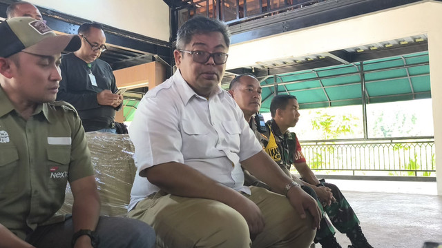 Kepala Badan BKSDA Jabar Agus Arianto (tengah) dan Humas Lembang  Park & Zoo, Miftah Setiawan (kiri) dalam konferensi pers macan tutul lepas di Lembang Park & Zoo, Kamis (28/08/2025). Foto: Linda Lestari/kumparan