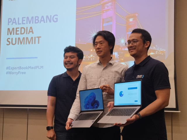 Director Commercial Products ASUS Indonesia  Yulianto Hasan (tengah) bersama timnya memperkenalkan ASUS Expert Series, Kamis (28/8/2025). Foto : Abdullah Toriq/Urban Id