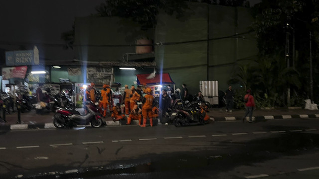 Pasukan oranye bersiap membersihkan sisa-sisa unjuk rasa di depan Kompleks Parlemen, Jakarta, Kamis (28/8/2025). Foto: Haya Syahira/kumparan