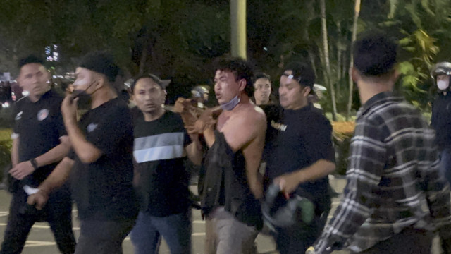 Seorang pria tertangkap oleh aparat keamanan di Jalan Asia Afrika, Jakarta, Kamis (28/8/2025). Foto: Abid Raihan/kumparan