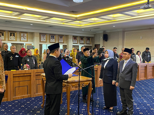 Sekretaris Daerah Provinsi Lampung, Marindo Kurniawan, saat melantik Kepala Dinas Pemberdayaan Masyarakat Desa dan Transmigrasi (PMDT), Saipul dan Kepala Dinas Pemberdayaan Perempuan dan Perlindungan Anak (PPPA), Hanita Fahrial | Foto : Eka Febriani / Lampung Geh