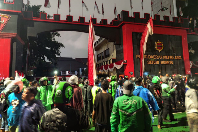 Massa dari ojek online (Ojol) menggeruduk Mako Brimob Jakarta, Kamis (28/8/2025). Foto: Luthfi Humam/kumparan