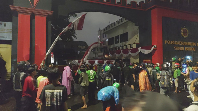 Massa dari ojek online (Ojol) menggeruduk Mako Brimob Jakarta, Kamis (28/8/2025). Foto: Luthfi Humam/kumparan