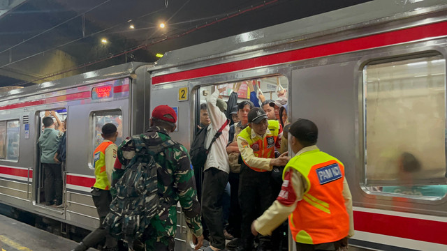 Suasana Stasiun Tanah Abang saat kereta KRL arah Rangkasbitung kembali diberangkatkan, Kamis (28/8/2025). Foto: Nasywa Athifah/kumparan