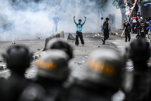 Pengunjuk rasa bersitegang dengan pihak kepolisian di kawasan perempatan Petamburan, Jakarta, Kamis (28/8/2025). Foto: Hafidz Mubarak A/ANTARA FOTO