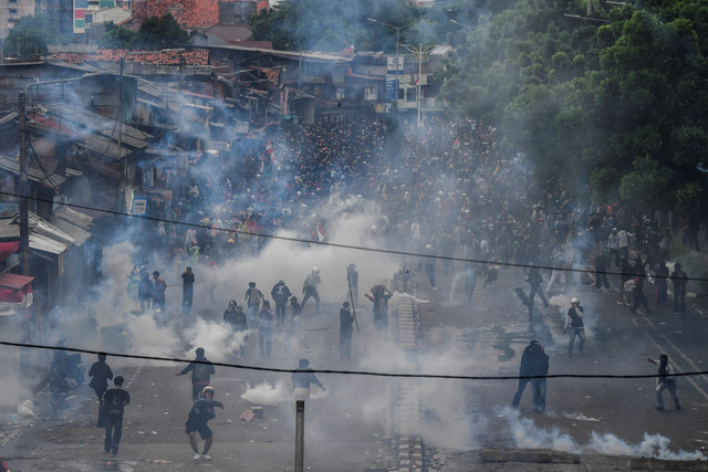 Pengunjuk rasa bersitegang dengan pihak kepolisian di kawasan perempatan Petamburan, Jakarta, Kamis (28/8/2025). Foto: Galih Pradipta/ANTARA FOTO