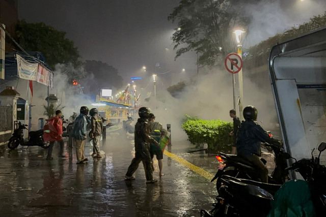 Pasukan Brimob memukul mundur massa di Perempatan Pasar Senen, Jakarta, Kamis (28/8/2025). Foto: Abid Raihan/kumparan