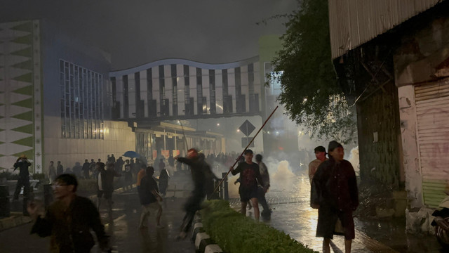 Pasukan Brimob menembakkan gas air mata ke arah massa di Jalan Pasar Senen, Jakarta, Jumat (29/8/2025). Foto: Abid Raihan/kumparan
