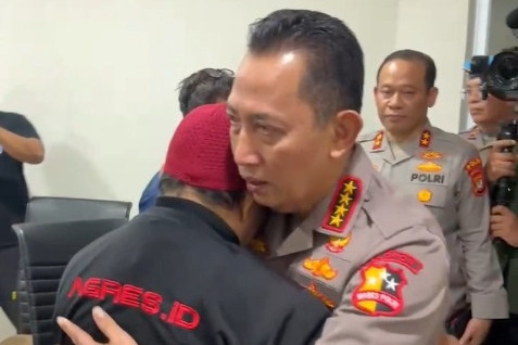 Kapolri Jenderal Listyo Sigit Prabowo bertemu keluarga driver ojol yang tertabrak mobil rantis polisi di RSCM, Jakarta, Jumat (29/8/2025). Foto: Dok. Istimewa