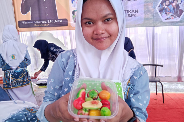 Kue luk chup yang viral jadi ladang cuan bagi siswi SMA Double Track. Foto: Masruroh/Basra