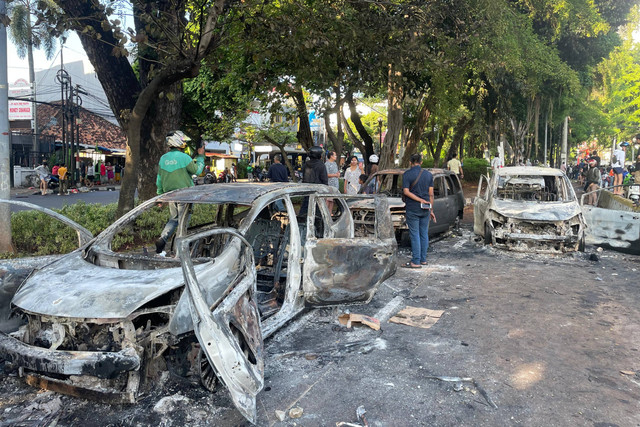 Kondisi mobil yang dibakar dan dirusak massa ricuh di dekat Mako Brimob Polda Metro Jaya, Jakarta, Jumat (29/8/2025). Foto: Darryl Ramadhan/kumparan
