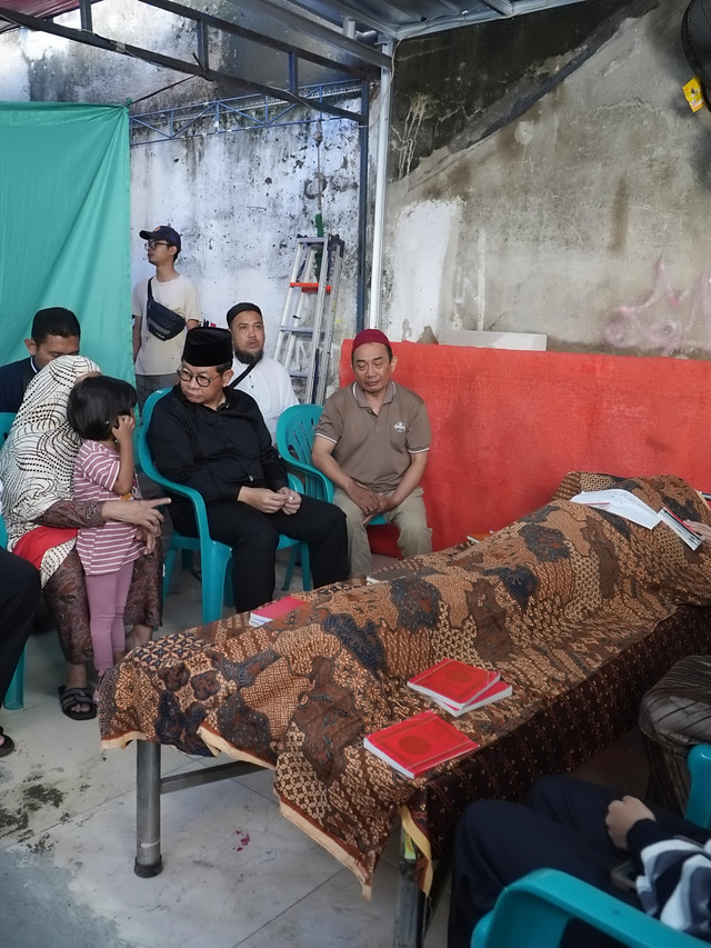 Gubernur DKI Jakarta, Pramono Anung, melayat ke rumah duka pengemudi ojol, Affan Kurniawan, yang meninggal dunia karena dilindas rantis polisi, Jumat (29/8/2025). Foto: Dok. Istimewa