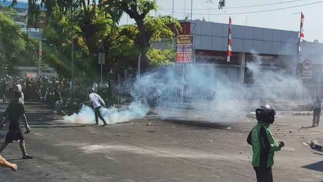 Gas air mata ditembakkan ke massa di Jalan Otista, Jakarta Timur, Jumat (29/8/2025). Foto: Jonathan Devin/kumparan