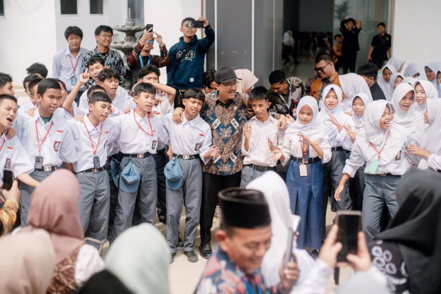 Mensos Saifullah Yusuf (Gus Ipul) mengunjungi Sekolah Rakyat Menengah Atas (SRMA) 33 Tangerang Selatan, Banten pada Kamis (28/8/2025). Foto: Dok. Kemensos