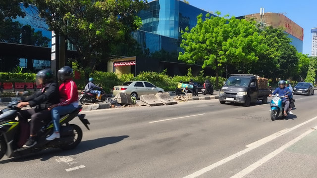 Suasana lalu lintas seusai unjuk rasa di Jalan Otista, Jakarta Timur, Jumat (29/8/2025). Foto: Thomas Bosco/kumparan
