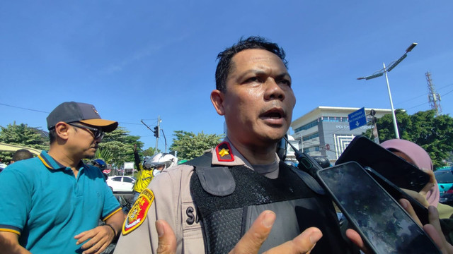 Kapolsek Jatinegara, Kompol Samsono menyampaikan keterangan terkait kericuhan di Jalan Otista, Jakarta Timur, Jumat (29/8/2025). Foto: Jonathan Devin/kumparan