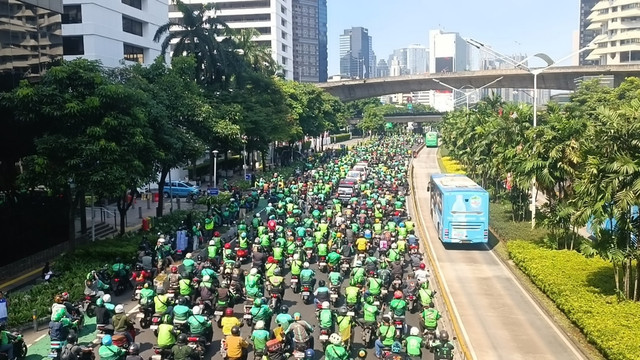 Ojek online memadati lalu lintas menuju Bivak, Jakarta Pusat, Jumat (29/8/2025). Foto: Hedi/kumparan