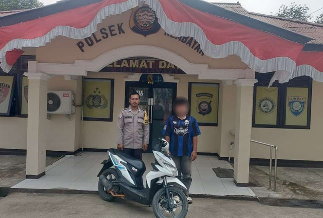 Pelaku curanmor saat diamankan di Polsek Kembayan. Foto: Dok. Polres Sanggau 