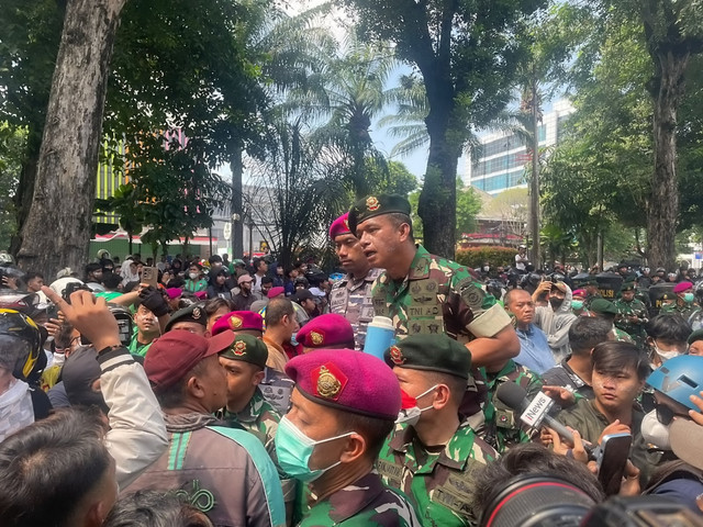 Asintel Kostrad Brigjen TNI Mohammad Nas melakukan mediasi dengan massa aksi saat unjuk rasa di kawasan Brimob Kwitang, Jakarta, Jumat (28/8/2025). Foto: Darryl Ramadhan/kumparan