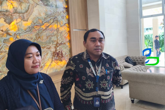 VP Corporate Secretary and Legal PT RS Pelni, Abdul Aziz Purnomo (Kanan) dan Direktur RS Pelni dr. Laili Fathiyah (kiri), Jumat (29/8/2025). Foto: Thomas Bosco/kumparan