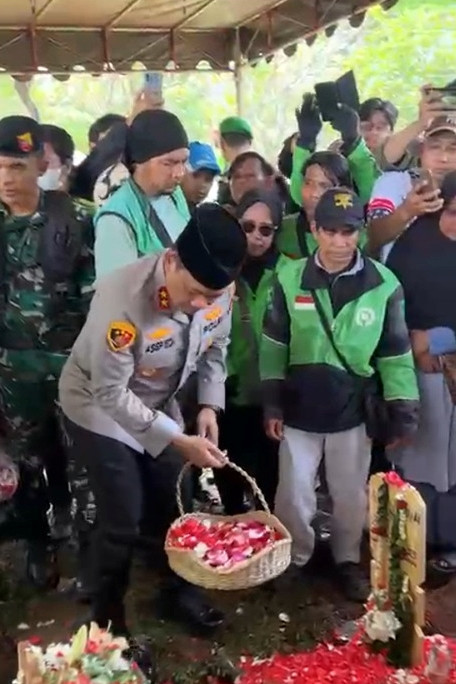 Kapolda Metro Jaya Irjen Pol Asep Edi Suheri menabur bunga di makam Affan Kurniawan di TPU Bivak Karet, Jakarta, Jumat (29/8/2025). Foto: Haya Syahira/kumparan