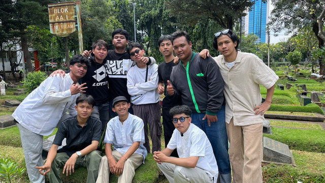 Teman-teman SMP almarhum Affan Kurniawan di TPU Bivak Karet, Jakarta, Jumat (29/8/2025). Foto: Haya Syahira/kumparan