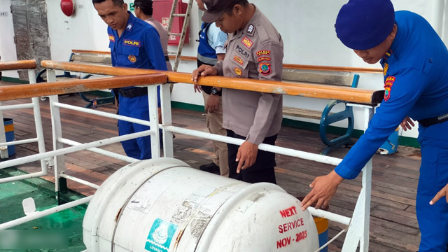 Pemeriksaan alat keselamatan di KM Ngapulu yang akan berlayar dari Pelabuhan Bitung menuju pelabuhan Tanjung Priok.