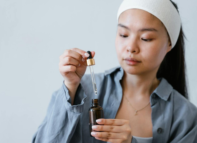 ilustrasi skincare untuk kulit berminyak dan kusam - foto:pexels/mart-production