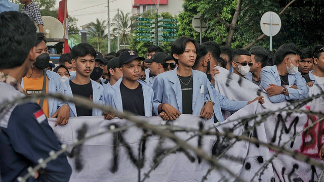Puluhan mahasiswa UIN Raden Fatah Palembang membentangkan spanduk berisi penolakan kenaikan harga BBM di depan gedung DPRD Sumsel, Senin (5/9/2022) Foto: abp/Urban Id