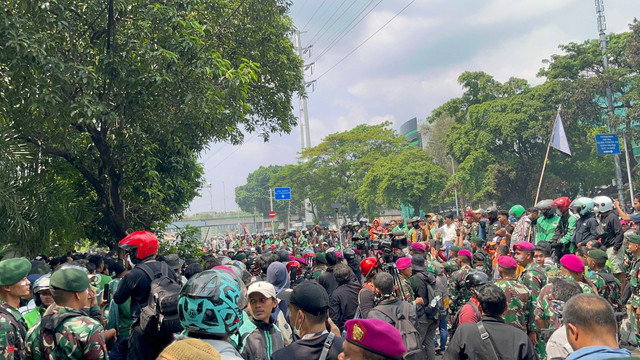 Massa Kembali berkumpul di Jalan Kramat Kwitang, Jakarta Pusat, Jumat (29/8/2025). Foto: Rayyan Farhansyah/kumparan