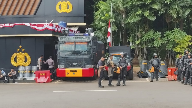 Polisi mulai bersiap jelang unjuk rasa di Depan Markas Polda Metro Jaya, Jumat (29/8/2025). Foto: Jonathan Devin/kumparan