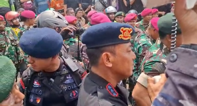 Dansat Brimob Polda Metro Jaya Kombes Henik Maryanto saat bertemu massa di Kwitang arah Pasar Senen, Jumat (28/8/2025). Foto: Rayyan Farhansyah/kumparan