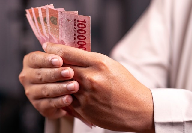 Ilustrasi BSU tahap 4 2025 kapan cair. Foto: Unsplash/Defrino Maasy