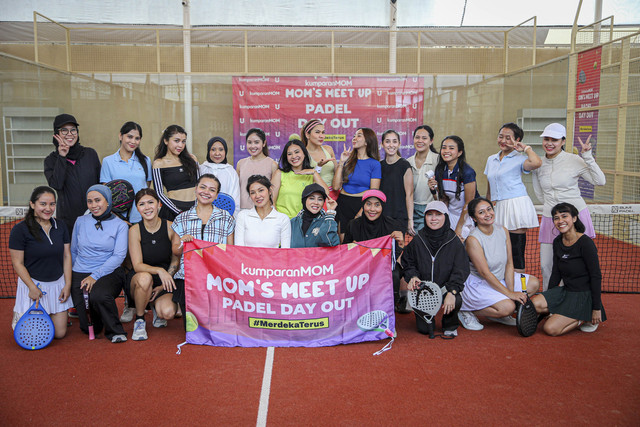 Para ibu berfoto bersama usai mengikuti Mom's Meet Up Padel Dayout di Bumi Padel Kemang, Jakarta Selatan, Jumat (29/8/2025). Foto: Aditia Noviansyah/kumparan