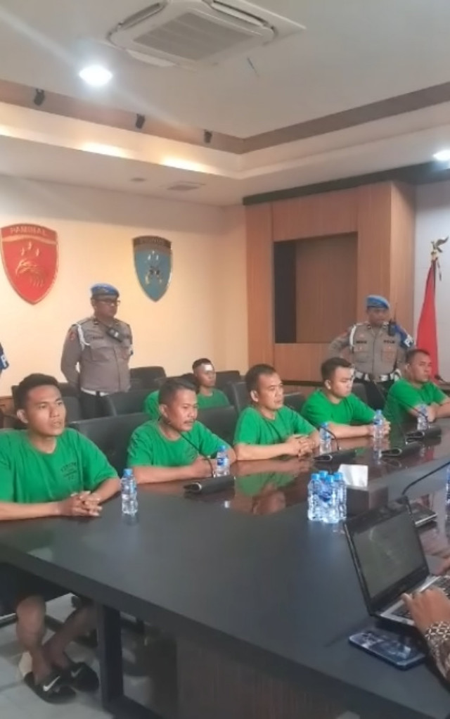 Choirul Anam memantau pemeriksaan, Jumat (29/8/2025) kepada tujuh anggota Brimob Polda Metro yang melindas Affan Kurniawan di Bidpropam Polri.  Foto: Instagram/ @divisipropampolri