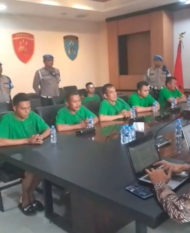 Choirul Anam memantau pemeriksaan, Jumat (29/8/2025) kepada tujuh anggota Brimob Polda Metro yang melindas Affan Kurniawan di Bidpropam Polri. Foto: Instagram/ @divisipropampolri