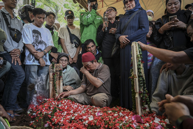 Sejumlah kerabat berdoa saat pemakaman jenazah Affan Kurniawan di TPU Karet Bivak, Jakarta, Jumat (29/8/2025). Foto: Fauzan/ANTARA FOTO