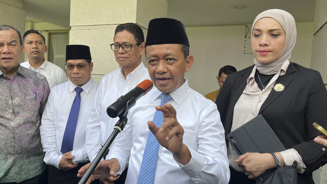 Menteri ESDM Bahlil Lahadalia usai pelantikan Dirjen Migas di kantor Kementerian ESDM, Jumat (29/8/2025). Foto: Fariza Rizky Ananda/kumparan
