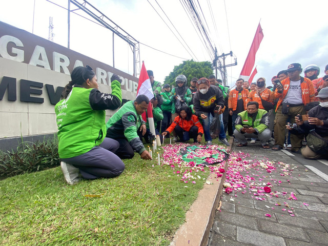 Aksi tabur bunga driver ojol di Jogja di Mapolda DIY sebagai bentuk solidaritas untuk Affan Kurniawan, Jumat (29/8). Foto: Pandangan Jogja/Resti Damayanti