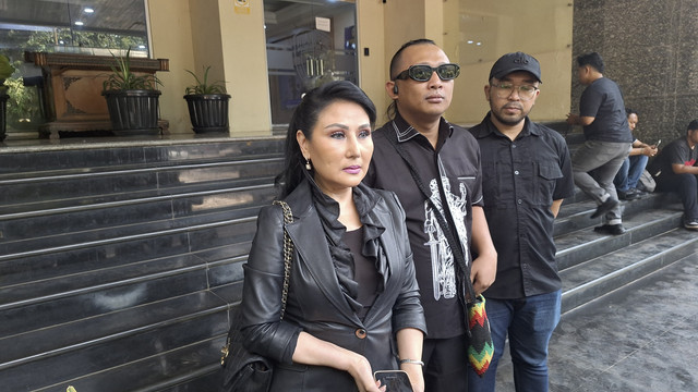 Lita Gading jalani pemeriksaan atas laporan Ahmad Dhani terkait kasus perundungan terhadap buah hatinya, Polda Metro Jaya, Jumat (29/8/2025). Foto: Giovanni/kumparan