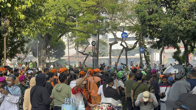 Massa di Kwitang dipukul mundur dengan gas air mata ke arah Senen, Jakarta, Jumat (29/8/2025). Foto: Rayyan Farhansyah/kumparan
