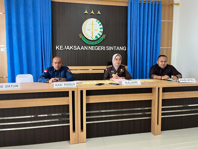 Kepala Kejaksaan Negeri Sintang, Erni Yusnita  memimpin konferensi pers terkait penahanan tersangka dugaan korupsi anggaran desa di Desa Mentunai.(Foto: Yus/Hi-Pontianak)