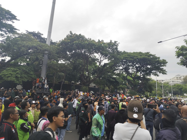 Masaa aksi melakukan unjuk rasa di depan Polda Jawa Tengah, Kota Semarang, Jumat (29/8/2025). Foto: Intan Alliva Khansa/kumparan