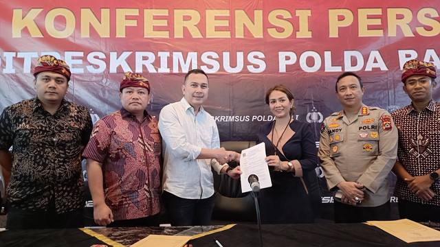 Manajer Lisensi SELMI Vanny Irawan dan Direktur PT Mitra Bali Sukses atau Mie Gacoan, I Gusti Ayu Sasih Ira saat kasus pelanggaran hak cipta diselesaikan di Polda Bali (tengah), Jumat (29/8/2025). Foto: Denita br Matondang/kumparan