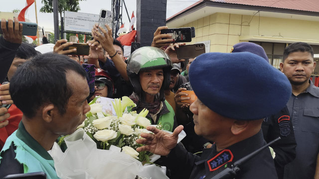 Aksi unjuk rasa ojek online berlangsung damai di Mako Brimob Polda Sumut , Medan, Jumat (29/8/2025). Foto: Amar Marpaung/kumparan