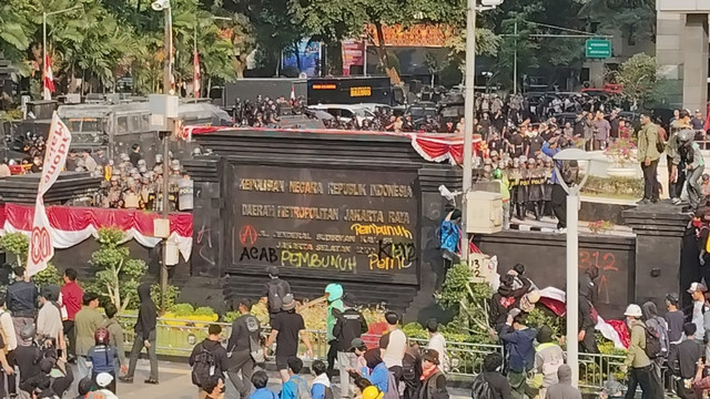 Situasi unjuk rasa di Polda Metro Jaya, Jakarta Pusat, Jumat (29/8/2025). Foto: Jonathan Devin/kumparan